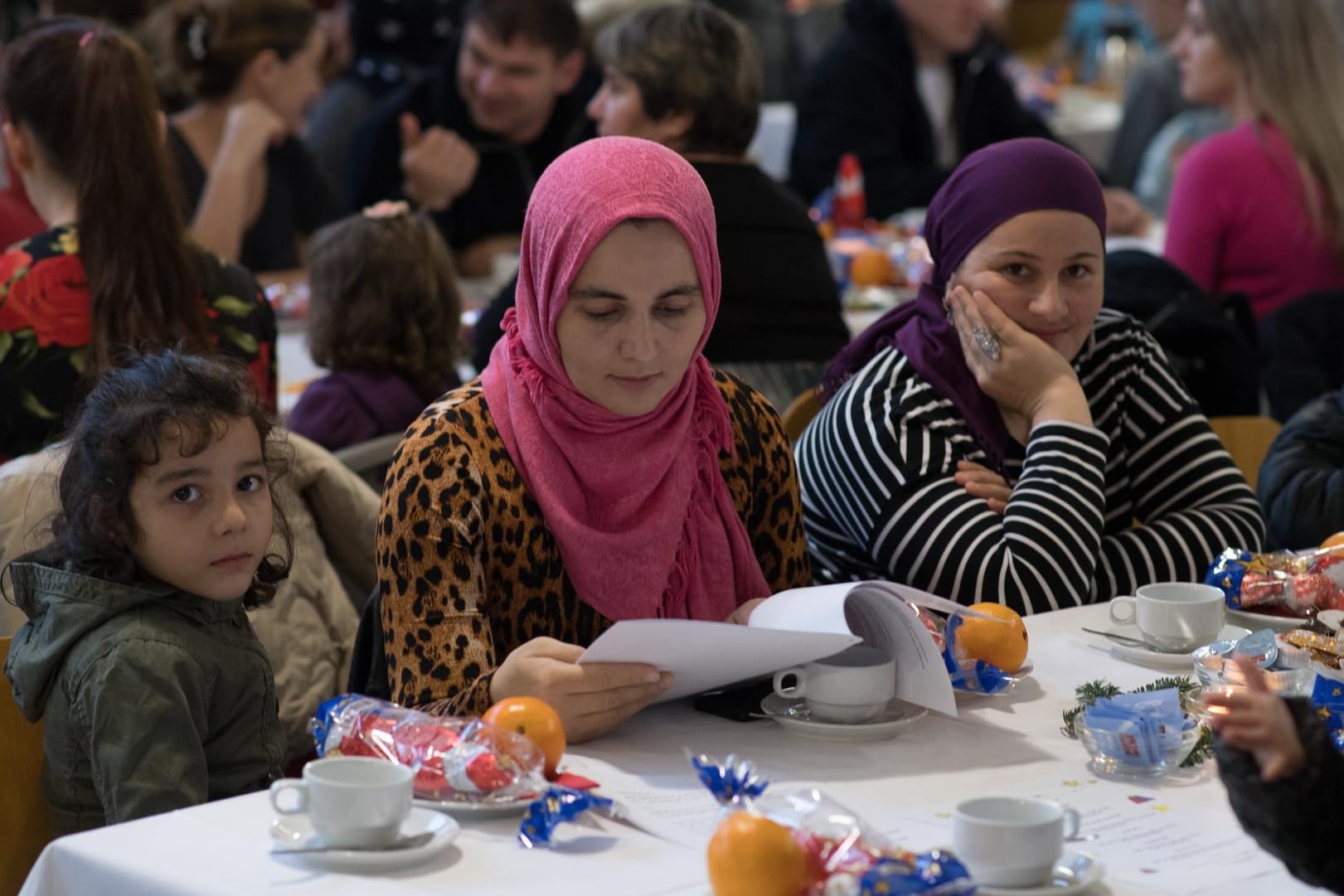 Flüchtlinge bei einer Weihnachtsfeier in Niedersachsen.