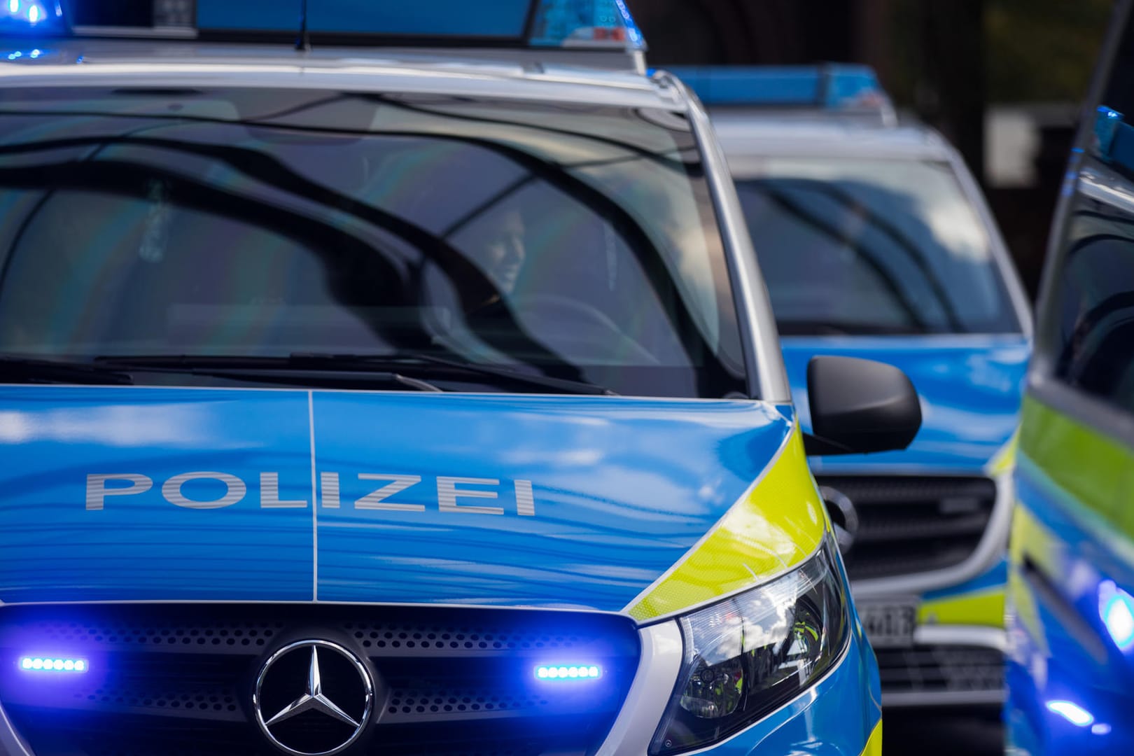 Nach Überfall auf Teestube: Polizei nimmt mehrere Verdächtige in Essen fest.