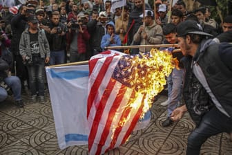 Palästinenser verbrennen in Gaza während eines Protests gegen US-Präsident Trumps Vorhaben, Jerusalem als Hauptstadt Israels anzuerkennen, die amerikanische und israelische Flagge.