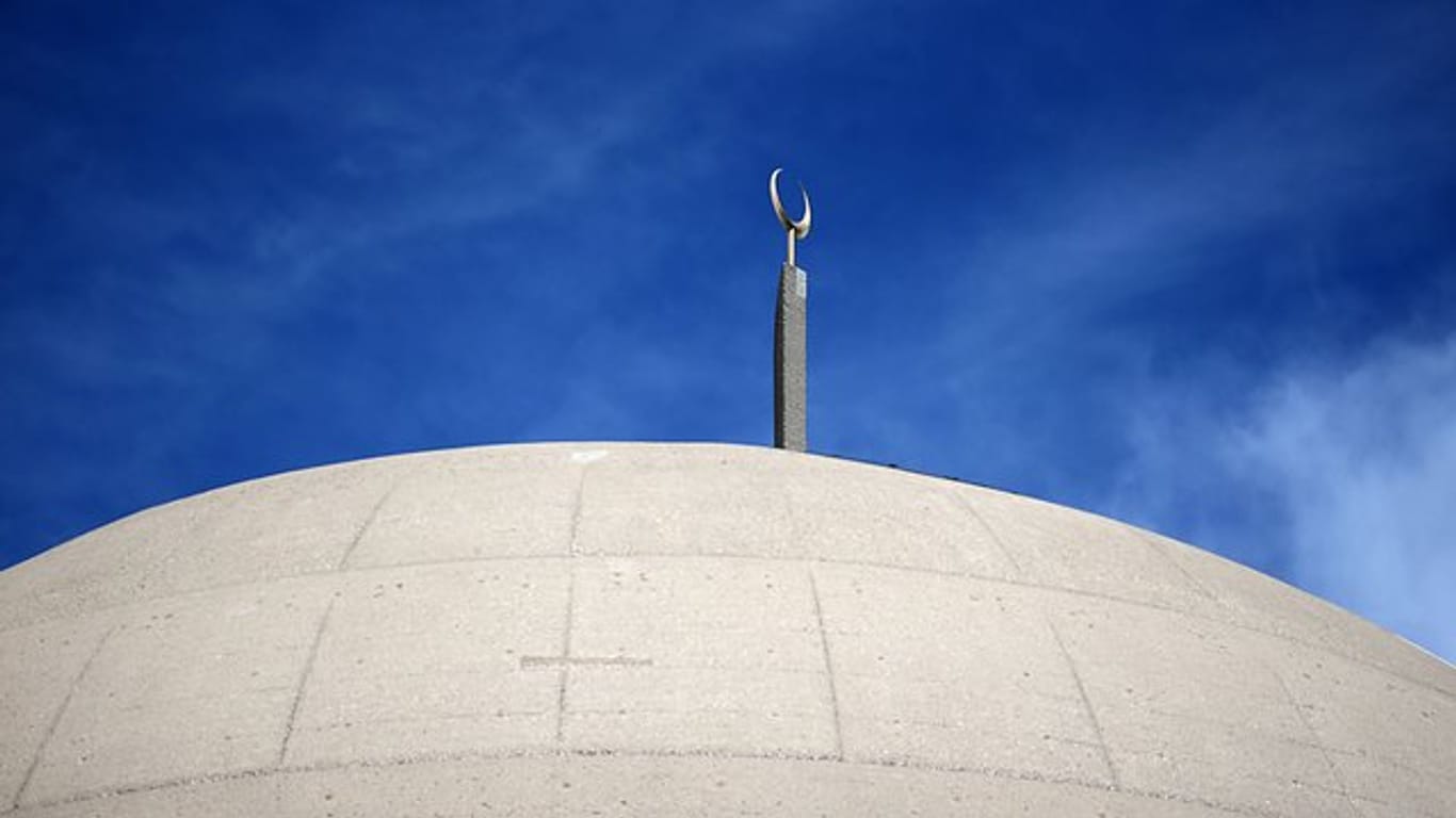 Das Dach der Moschee der Türkisch-islamischen Union Ditib in Köln.