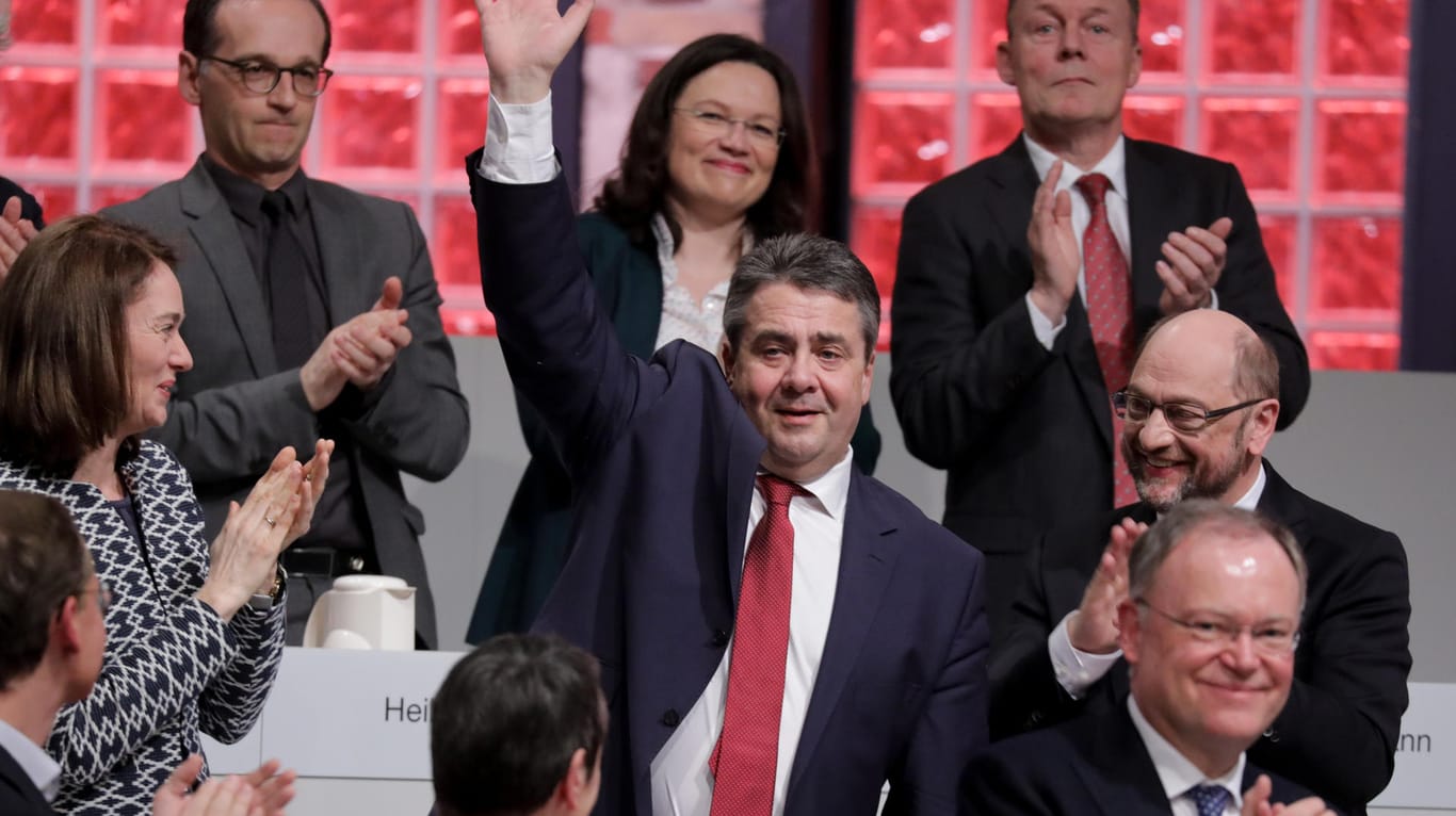 In der SPD findet ein Machtwechsel statt. Martin Schulz ist angeschlagen. Die Ministerpräsidenten und die Kabinettsmitglieder geben stattdessen zunehmend den Ton an.