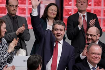 In der SPD findet ein Machtwechsel statt. Martin Schulz ist angeschlagen. Die Ministerpräsidenten und die Kabinettsmitglieder geben stattdessen zunehmend den Ton an.