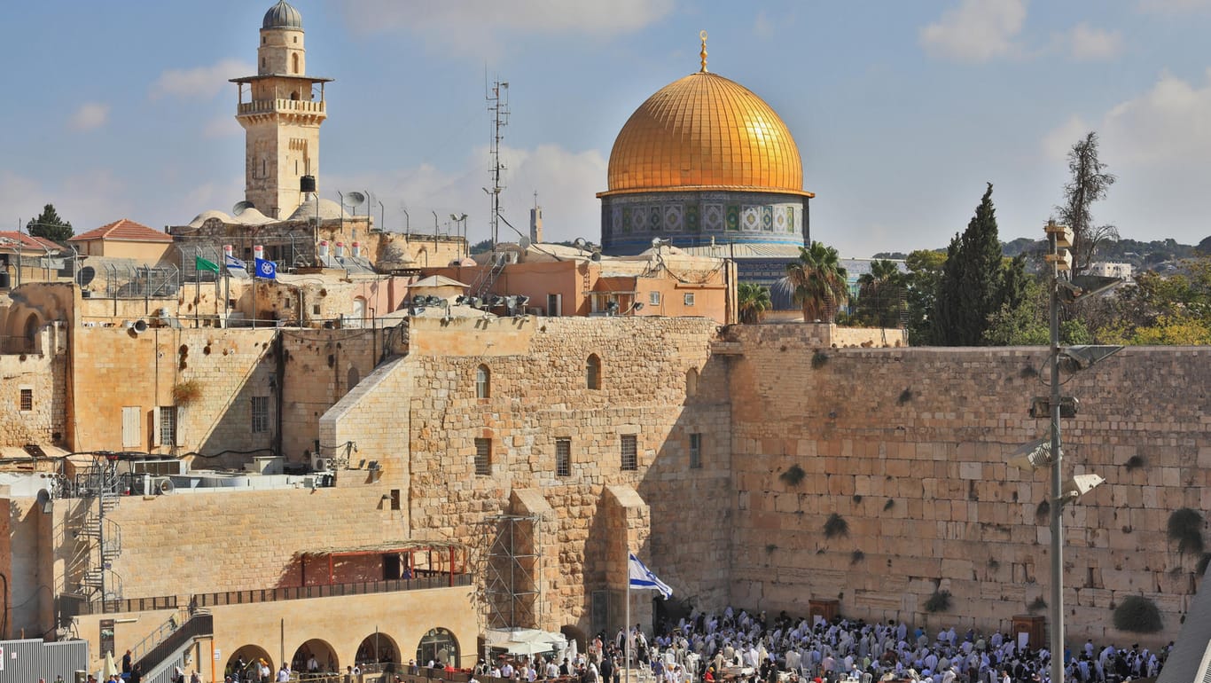 Gebete an der Klagemauer in der historischen Altstadt von Jerusalem.
