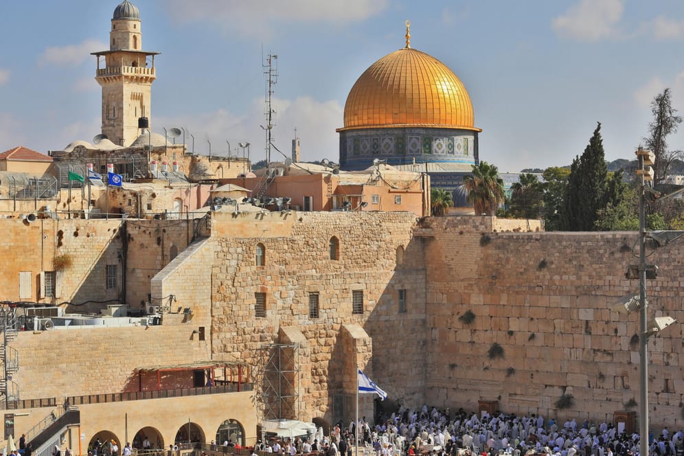 Gebete an der Klagemauer in der historischen Altstadt von Jerusalem.