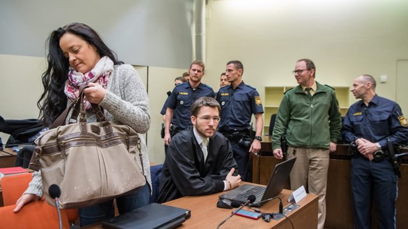 Die Angeklagte Beate Zschäpe nimmt im Oberlandesgericht in München ihren Platz neben ihrem Anwalt ein.