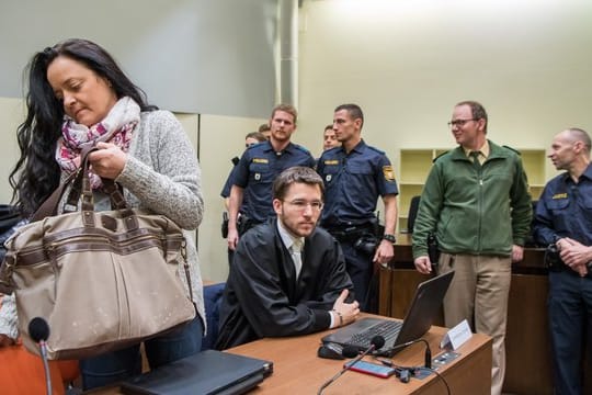 Die Angeklagte Beate Zschäpe nimmt im Oberlandesgericht in München ihren Platz neben ihrem Anwalt ein.