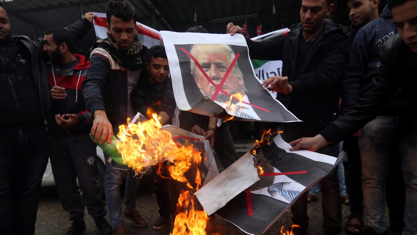 Demonstranten im Gazastreifen verbrennen Bilder von US-Präsident Donald Trump