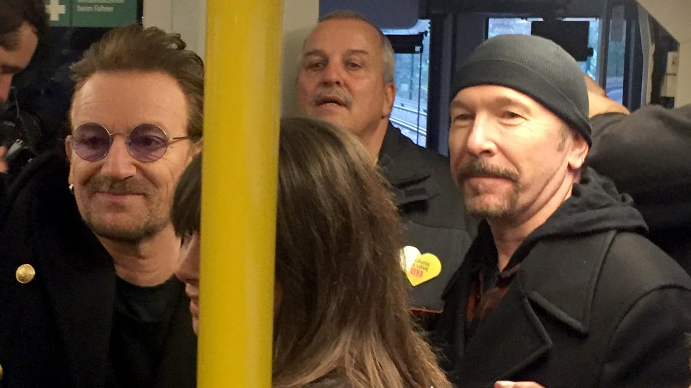 Sänger Bono und Gitarrist David Howell Evans: Die Musiker fuhren in der U2 durch Berlin.