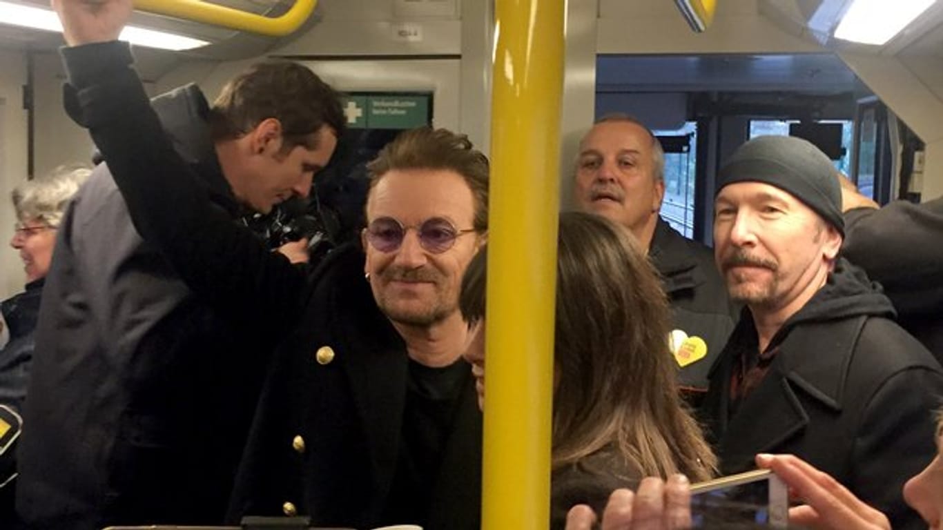 Der Sänger Bono (l) und der Gitarrist David Howell Evans "The Edge" (r) im Berliner Untergrund.