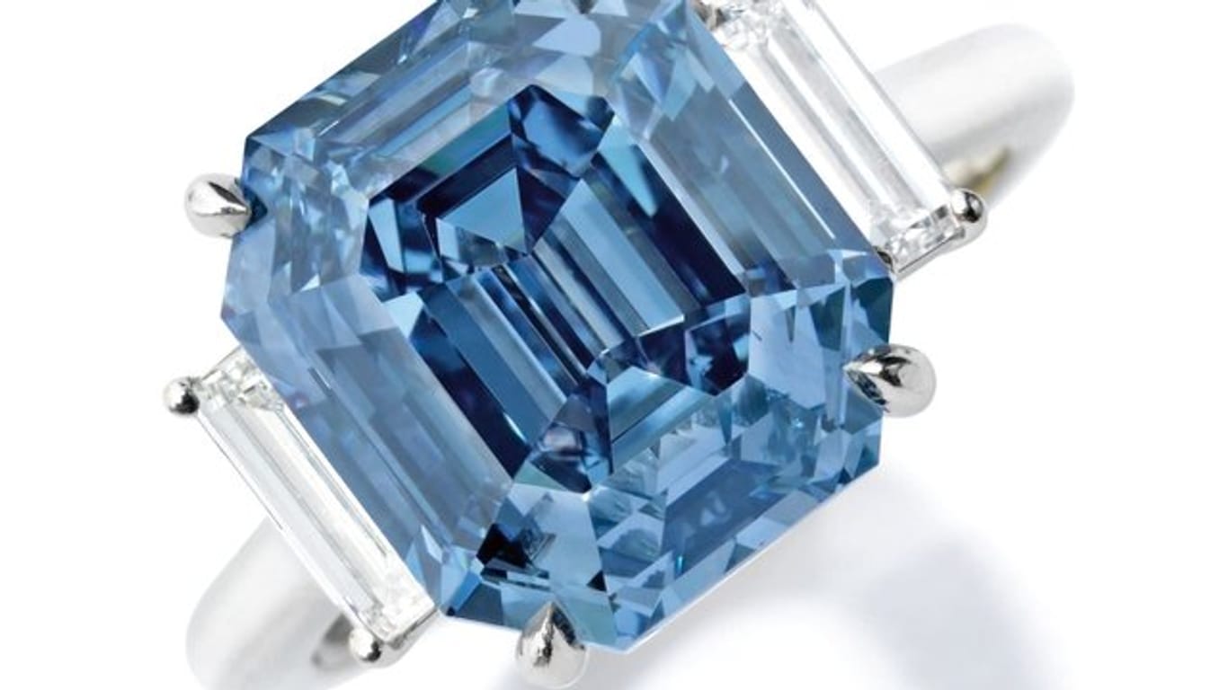 Der ring mit dem blauen Diamanten.