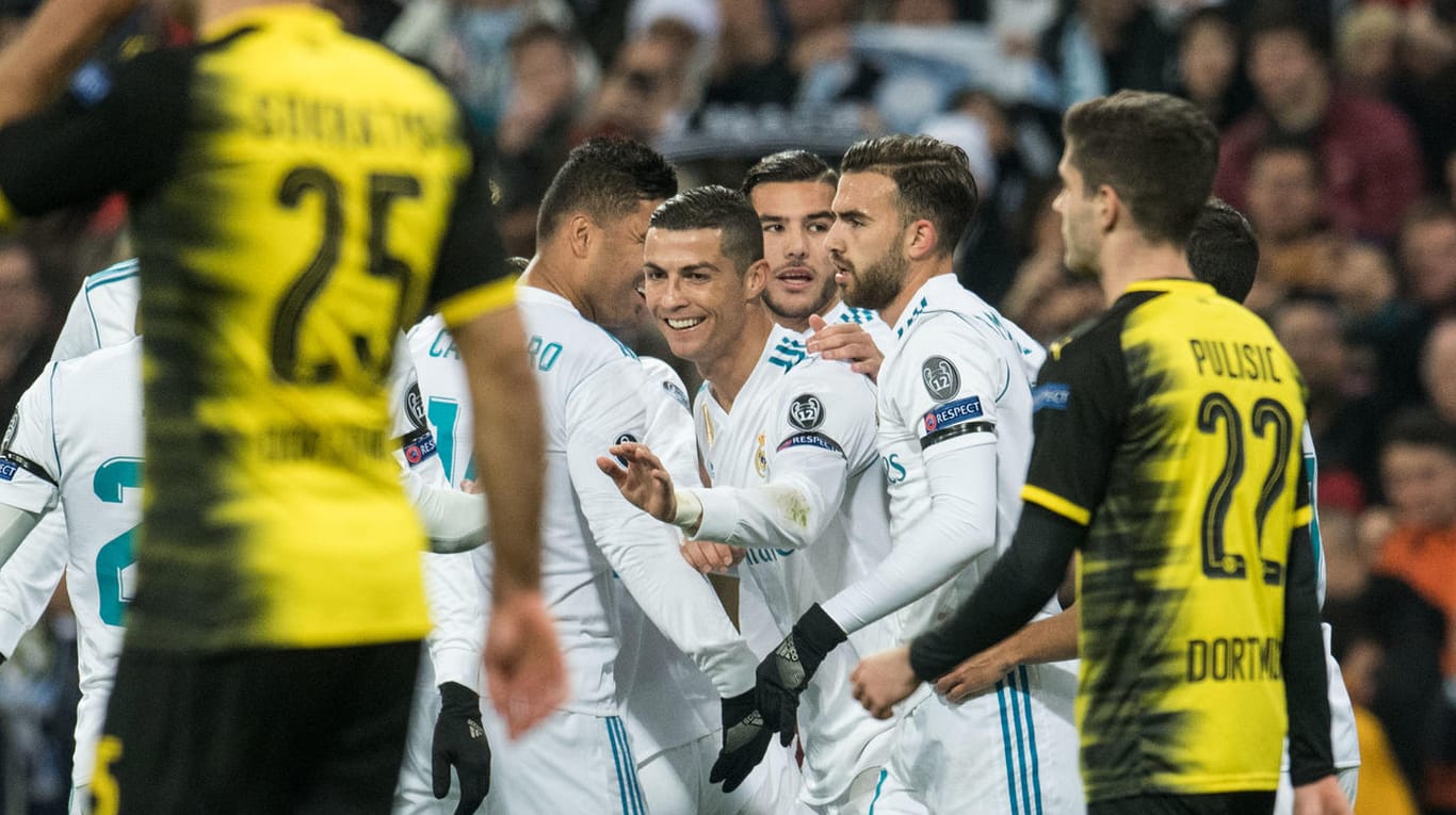 Die Real-Spieler feiern Cristiano Ronaldo (M.) für sein Tor zum 2:0.