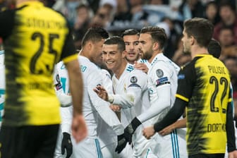 Die Real-Spieler feiern Cristiano Ronaldo (M.) für sein Tor zum 2:0.