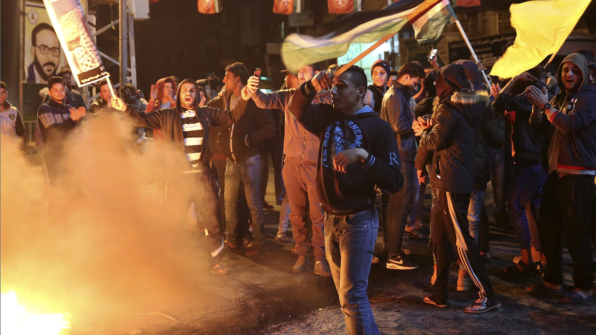 Palästinenser protestieren in Gaza (Stadt), Palästinensische Autonomiegebiete, gegen die Entscheidung des US-Präsidenten.