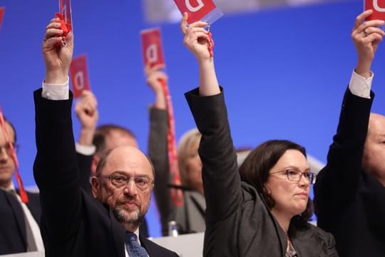 Der Parteivorstand stimmt über Anträge zu Sondierungsgesprächen für eine Große Koalition ab.