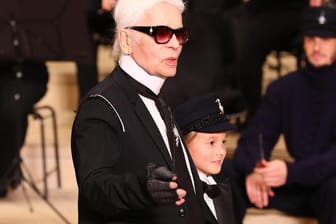 Modedesigner Karl Lagerfeld: Mit seinem Patensohn Hudson Kroenig kam er in die Hamburger Elbphilharmonie.