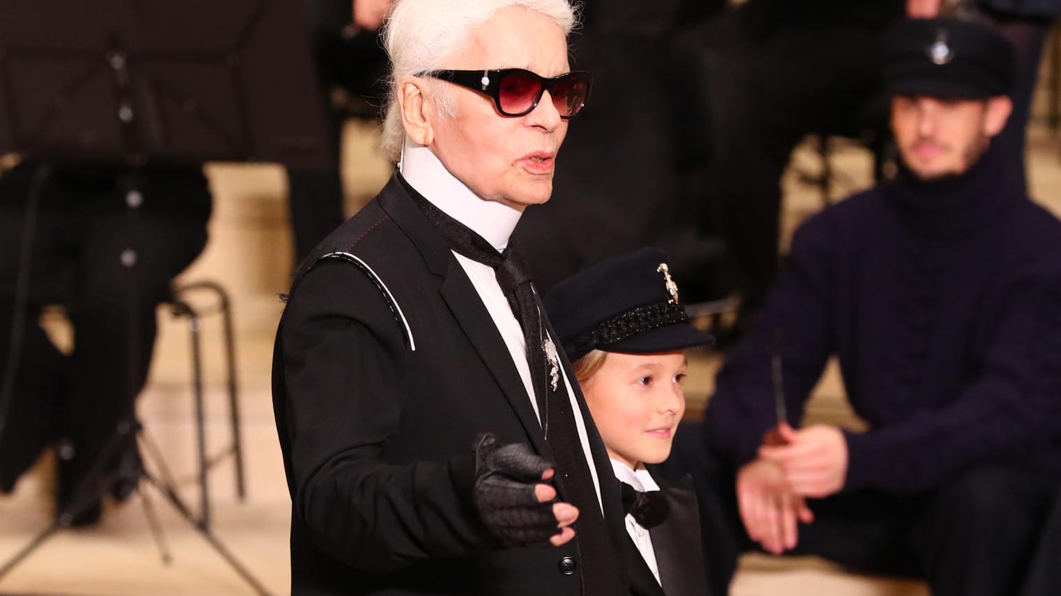 Modedesigner Karl Lagerfeld: Mit seinem Patensohn Hudson Kroenig kam er in die Hamburger Elbphilharmonie.