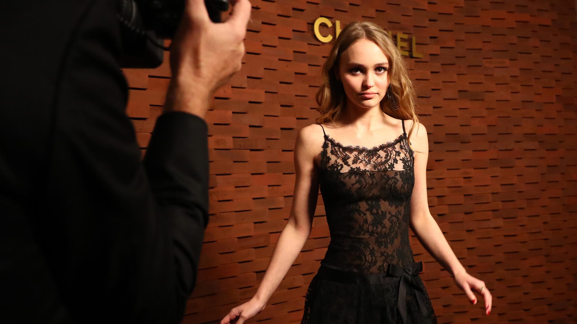 Schauspielerin Lily Rose Depp: Die Tochter von Johnny Depp war bei der Chanel-Show in Hamburg auch dabei.