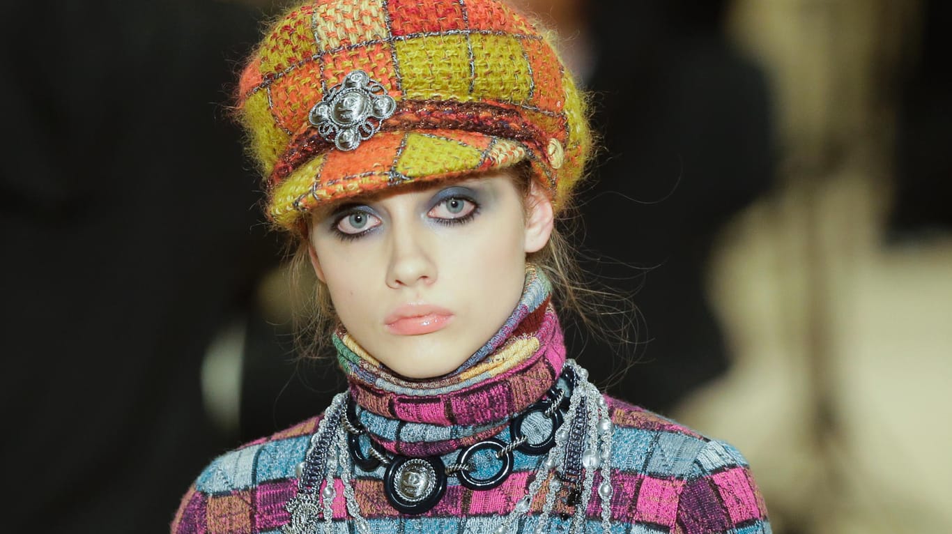 Kariert und bunt: Chanel setzt auf Mode, die sich vom Alltagsbild abhebt.