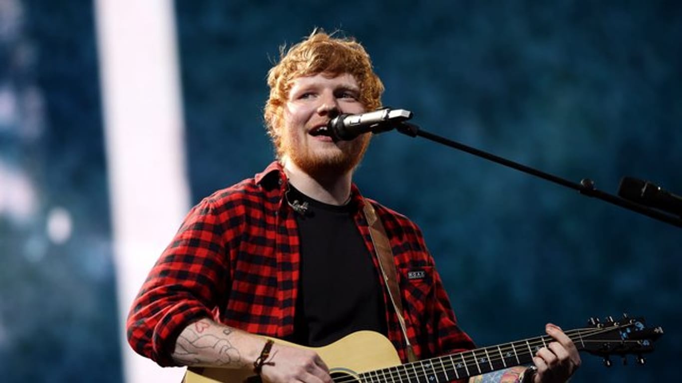 Ed Sheeran während eines Auftritts: Der Sänger hat in München an die verstorbene Queen erinnert.