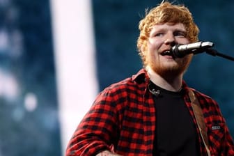 Ed Sheeran während eines Auftritts: Der Sänger hat in München an die verstorbene Queen erinnert.