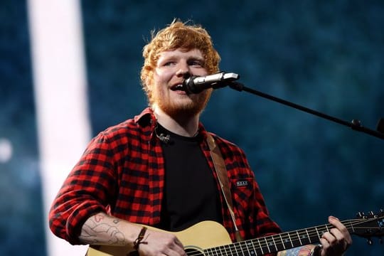 Ed Sheeran während eines Auftritts: Der Sänger hat in München an die verstorbene Queen erinnert.