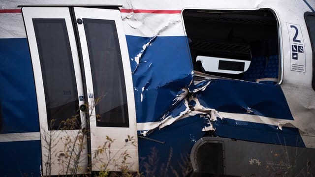 In Meerbusch-Osterath war am Dienstagabend ein Regionalexpress auf einen Güterzug aufgefahren. In Meerbusch-Osterath war am Dienstagabend ein Regionalexpress auf einen Güterzug aufgefahren.