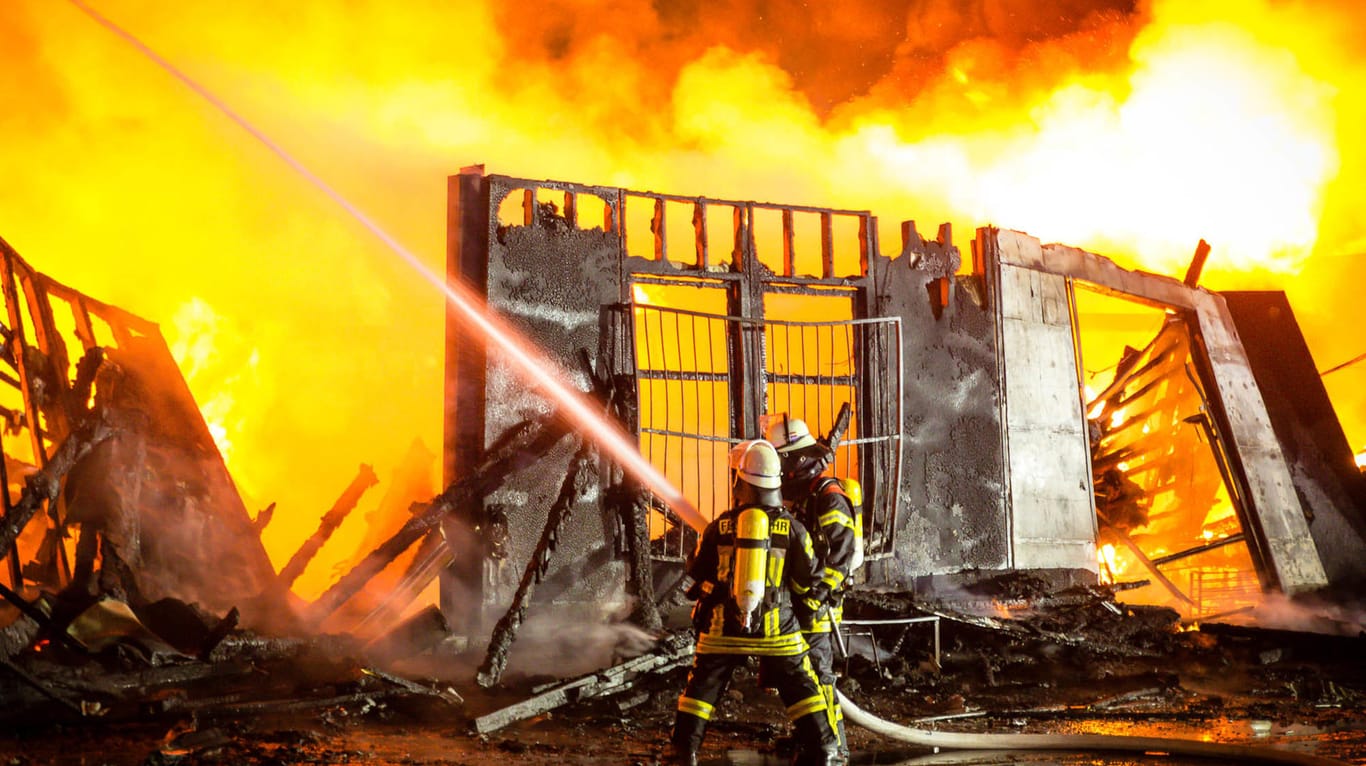 Ein Großaufgebot der Feuerwehr war bei dem Brand im Industriegebiet in Mainz-Mombach im Einsatz.