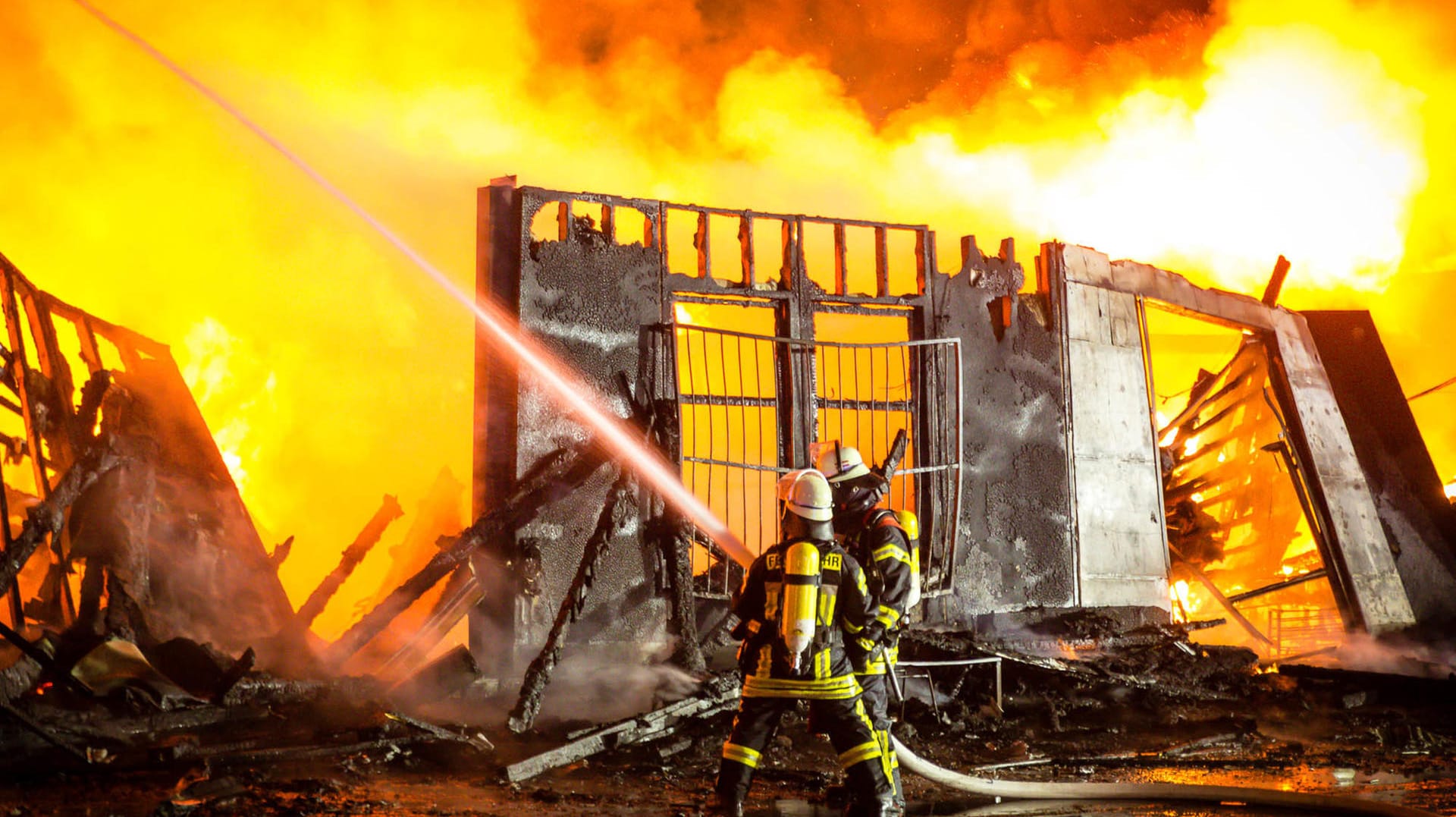 Ein Großaufgebot der Feuerwehr war bei dem Brand im Industriegebiet in Mainz-Mombach im Einsatz. Ein Großaufgebot der Feuerwehr war bei dem Brand im Industriegebiet in Mainz-Mombach im Einsatz.