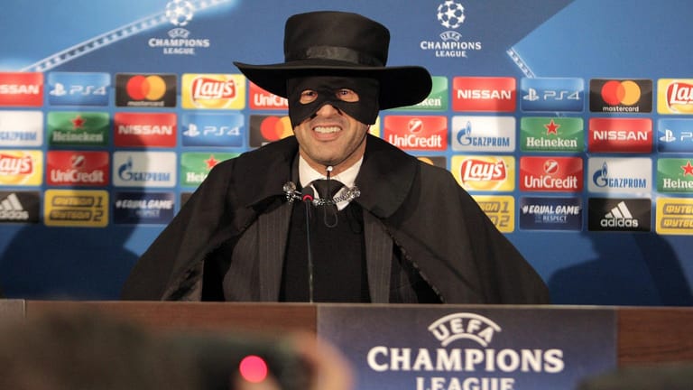 Schachtjor-Trainer Paulo Fonseca mit Zorro-Maske nach dem letzten Champions-League-Gruppenspiel.
