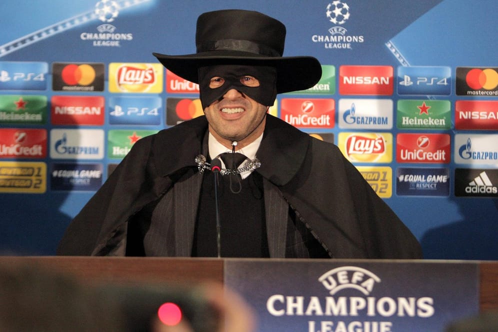 Schachtjor-Trainer Paulo Fonseca mit Zorro-Maske nach dem letzten Champions-League-Gruppenspiel.
