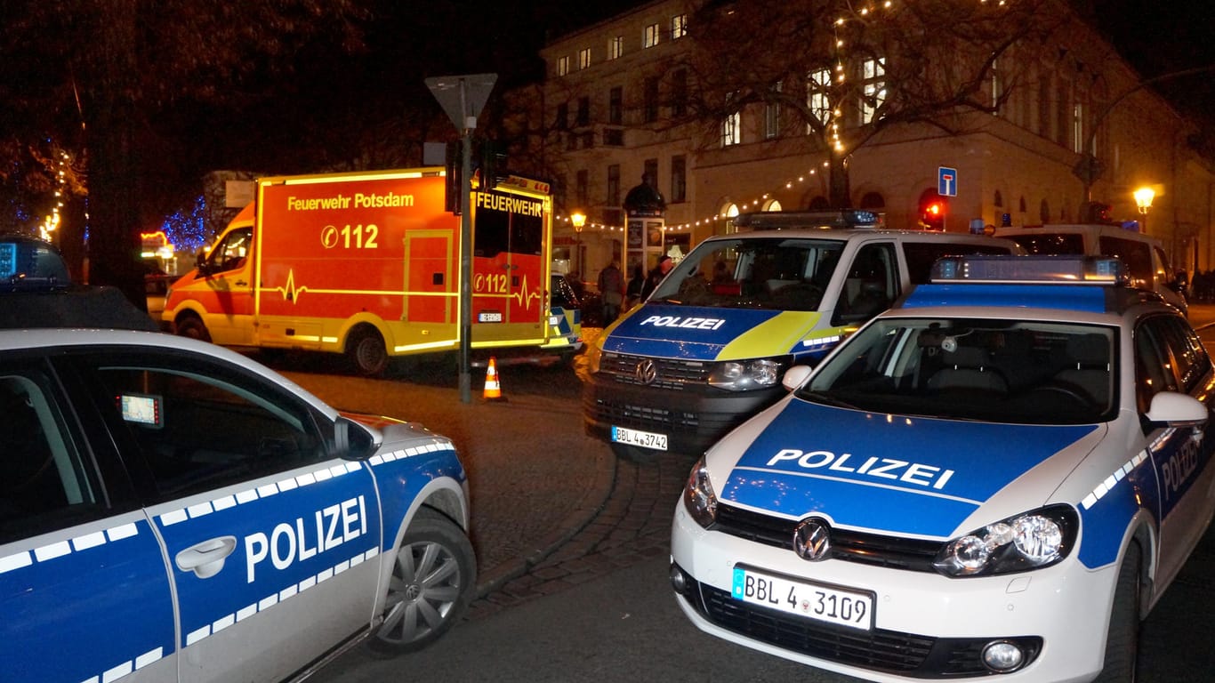 Polizisten sperren die Straßen um einen Weihnachtsmarkt in der Potsdamer Innenstadt ab: Die Paketbombe hätte laut neuesten Erkenntnissen wirklich explodieren können.