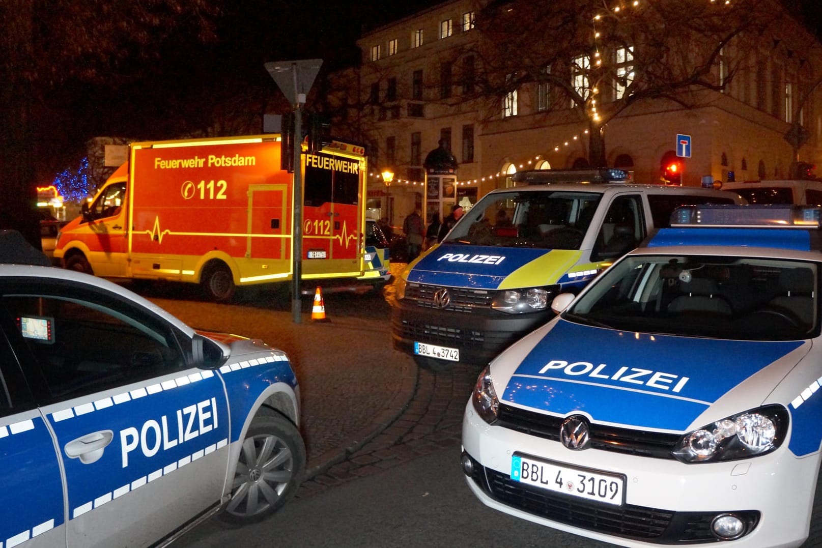 Polizisten sperren die Straßen um einen Weihnachtsmarkt in der Potsdamer Innenstadt ab: Die Paketbombe hätte laut neuesten Erkenntnissen wirklich explodieren können.