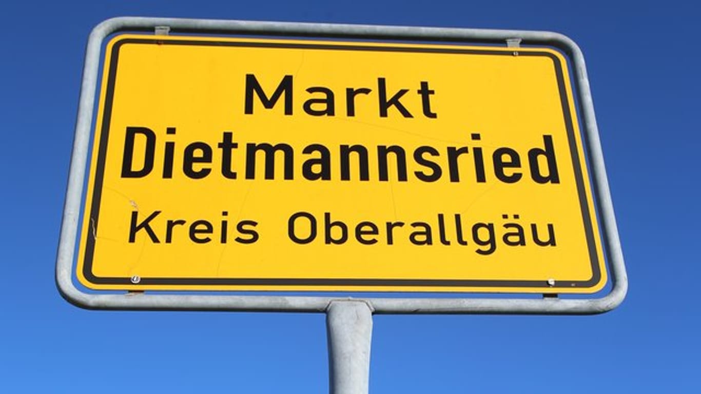 Ein mutmaßlicher "Reichsbürger" hat in Markt Dietmannsried einen Großeinsatz der Polizei ausgelöst.