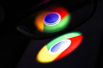 Das Logo des Google Chrome Browsers spiegelt sich in einer Scheibe
