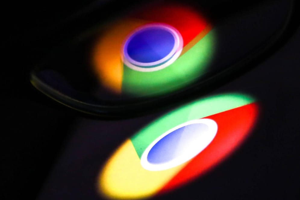 Das Logo des Google Chrome Browsers spiegelt sich in einer Scheibe