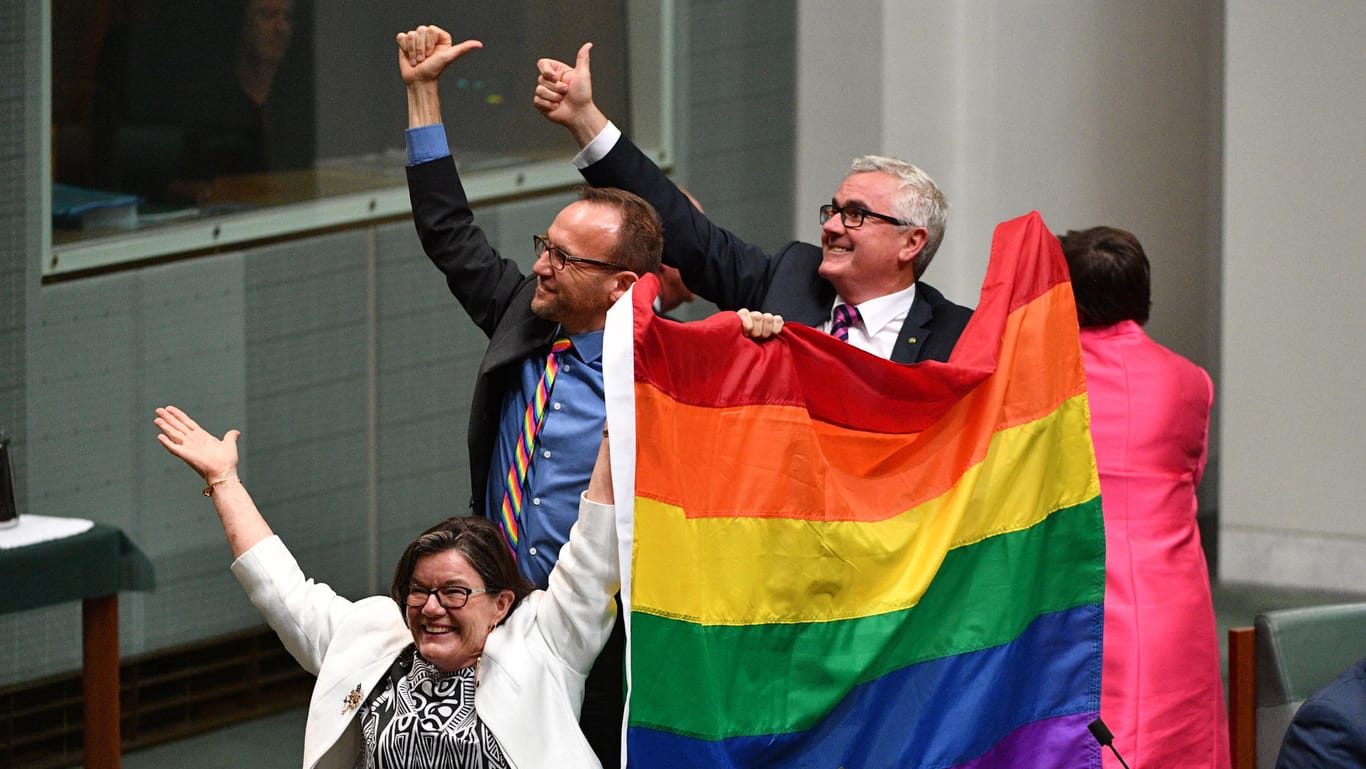 Parlamentsmitglied Cathy McGowan, Adam Brandt und Andrew Wilkie jubeln im Parlament in Canberra (Australien), nachdem die Ehe für alle beschlossen wurde.