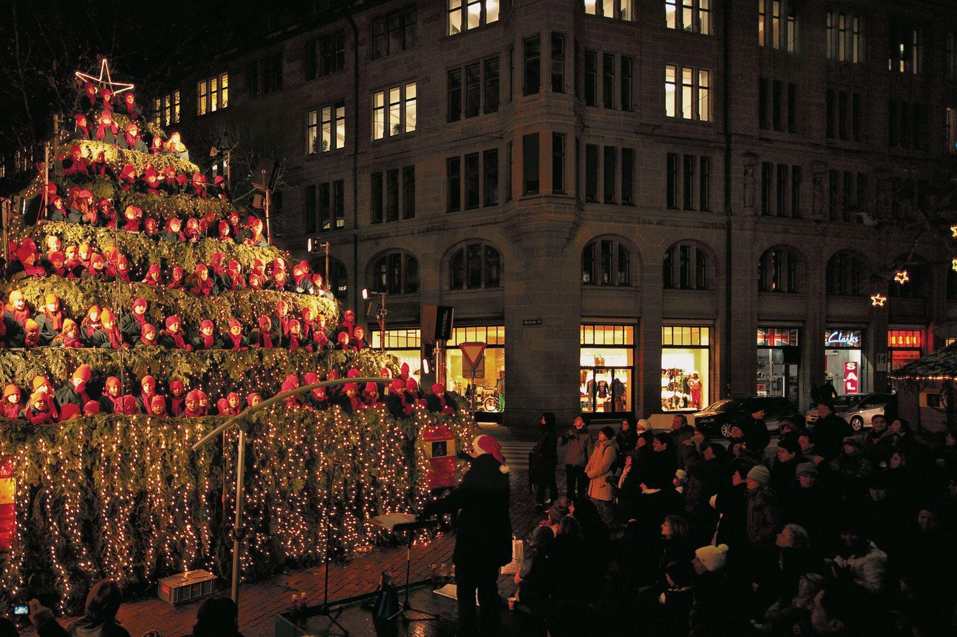 Singing Christmas Tree: Ein im Baum platzierter Chor bringt diesen Weihnachtsbaum zum Klingen.