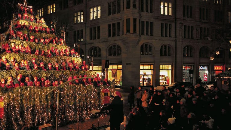 Singing Christmas Tree: Ein im Baum platzierter Chor bringt diesen Weihnachtsbaum zum Klingen.