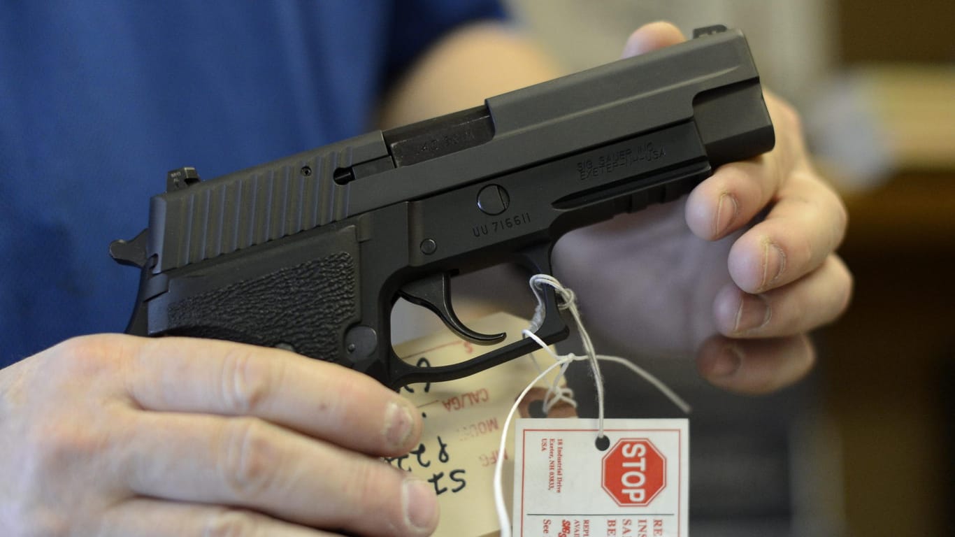 Handfeuerwaffe in einem US-Geschäft: Repräsentantenhaus will Gesetze lockern