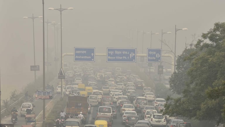 Die Luftqualität in Dehli leidet stark unter den Abgasen des dichten Verkehrsaufkommens.