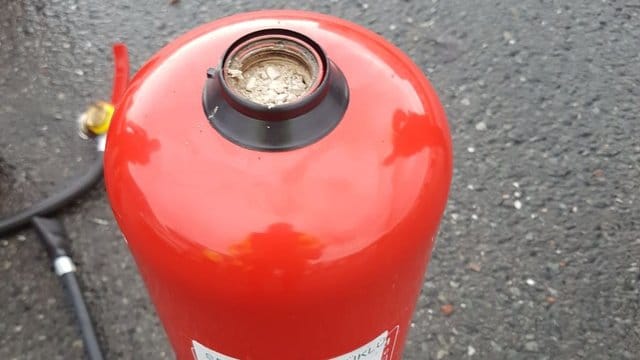 Ein Feuerlöscher, den Drogenkuriere für den Heroinschmuggel genutzt haben.