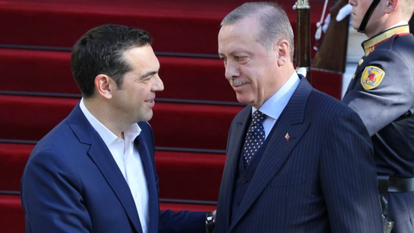 Alexis Tsipras (l) empfängt Recep Tayyip Erdogan.