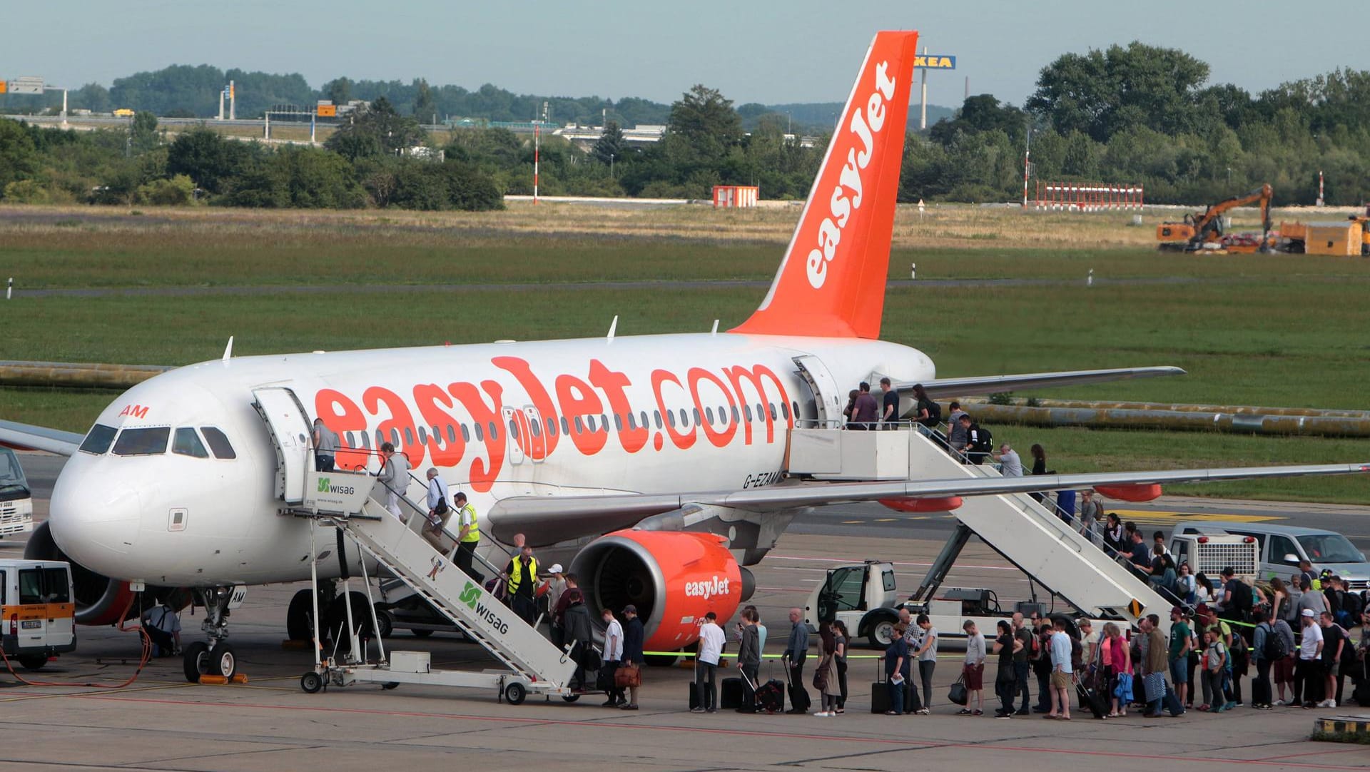 Easyjet, hier ein Flieger am Flughafen Berlin Schönefeld, startet den Konkurrenzkampf mit Lufthansa. (Symbolbild)