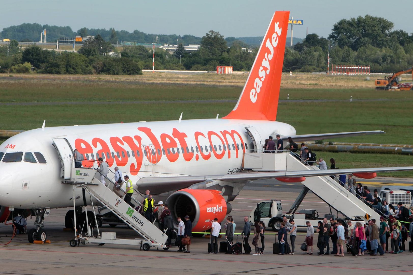 Easyjet, hier ein Flieger am Flughafen Berlin Schönefeld, startet den Konkurrenzkampf mit Lufthansa. (Symbolbild)