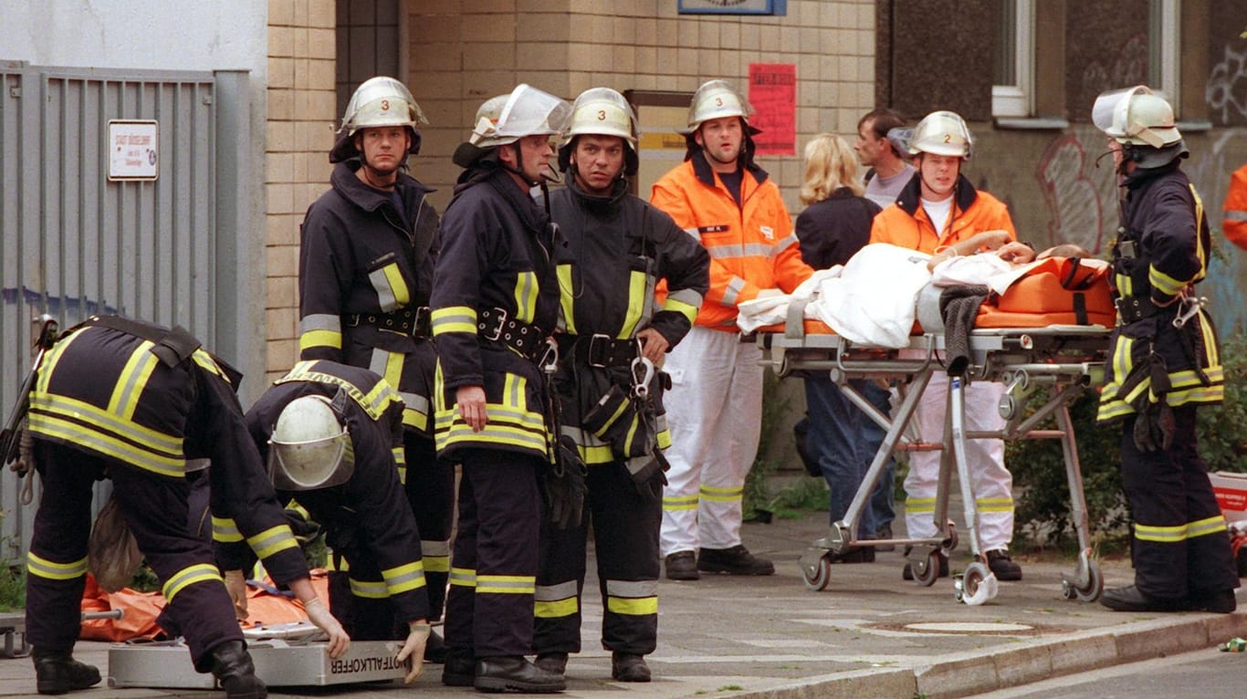 27.07.2000: Rettungskräfte versorgen Verletzte vor dem Düsseldorfer S-Bahnhof Wehrhahn.