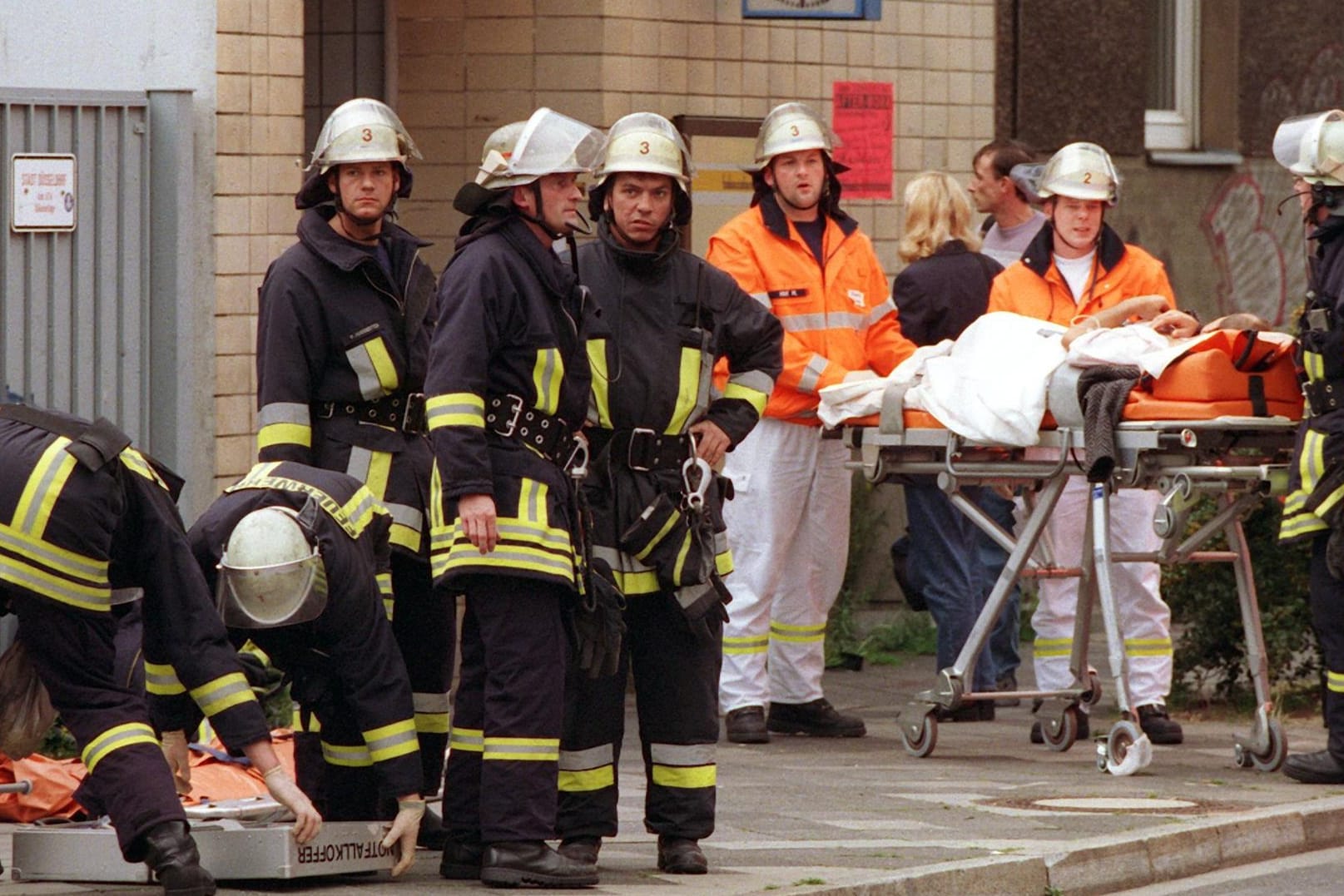 27.07.2000: Rettungskräfte versorgen Verletzte vor dem Düsseldorfer S-Bahnhof Wehrhahn.