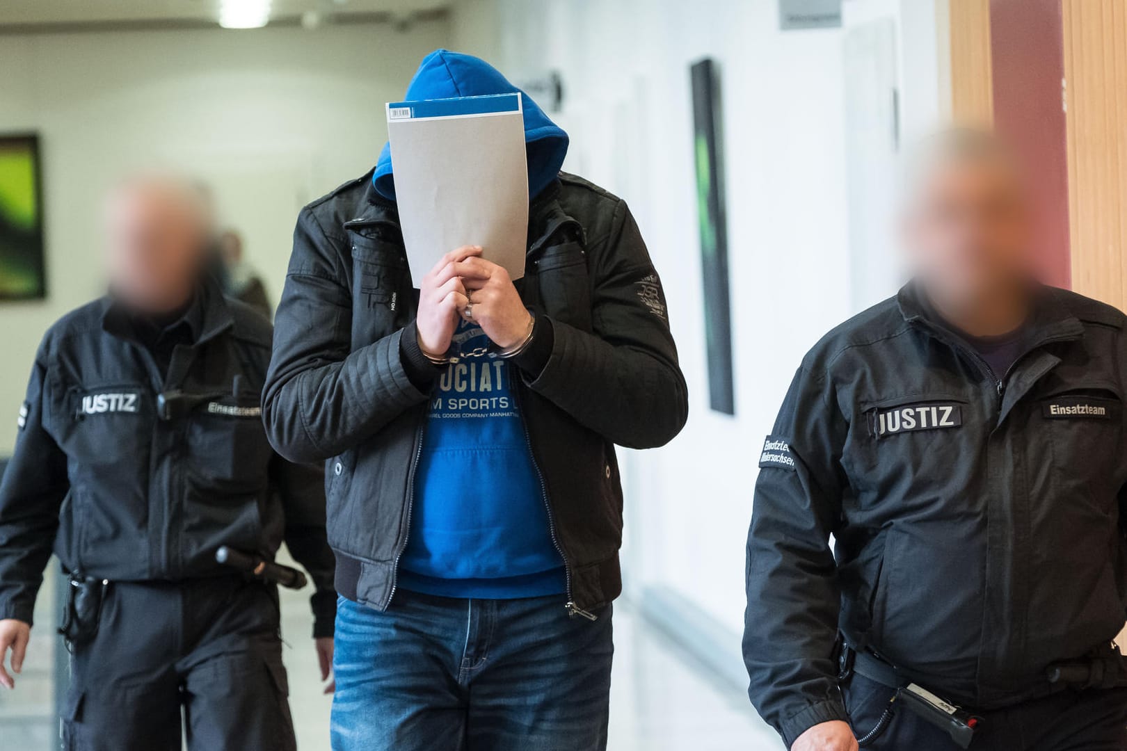 Der Angeklagte soll die Frau in ihrem Wohnwagen erstickt haben.