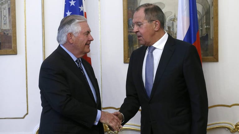 OSZE-Ministertreffen: Tillerson (links) traf sich in Wien mit europäischen Diplomaten und geriet mit seinem russischen Kollegen Lawrow (rechts) zusammen.
