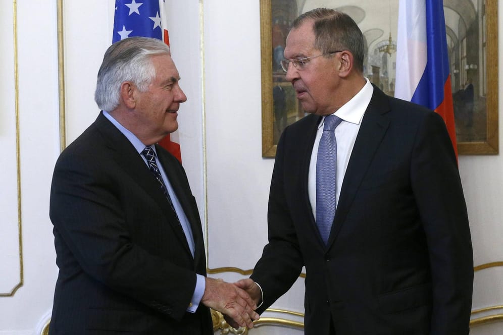 OSZE-Ministertreffen: Tillerson (links) traf sich in Wien mit europäischen Diplomaten und geriet mit seinem russischen Kollegen Lawrow (rechts) zusammen.
