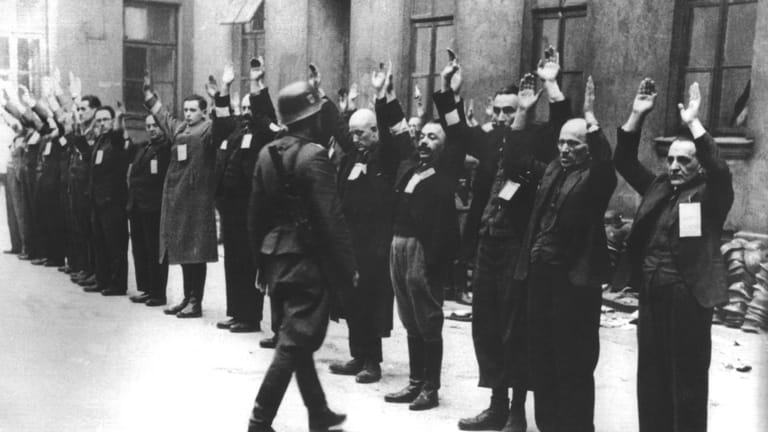 Juden im Warschauer Ghetto: Auch von dort gingen Transporte ins Vernichtungslager Treblinka.
